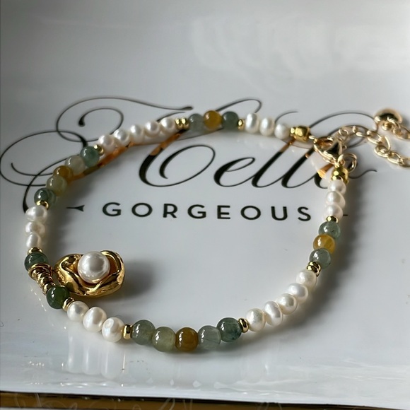 Jewelry - Stunning Jade and Freshwater Pearl Bracelet